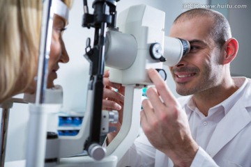 验光师为患者检查视力