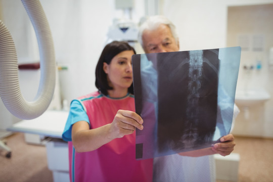 女医生与病人讨论X射线