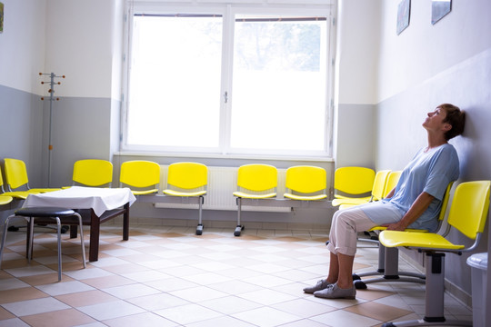病人坐在医院的等候室里