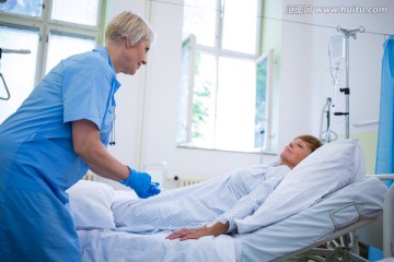 护士给医院的病人打针