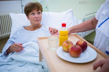 护士为病人提供早餐