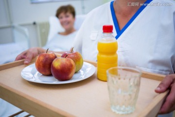 护士为病人提供早餐