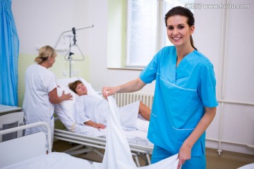 护士微笑着整理病床