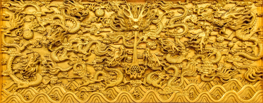 古代金色龙纹雕塑