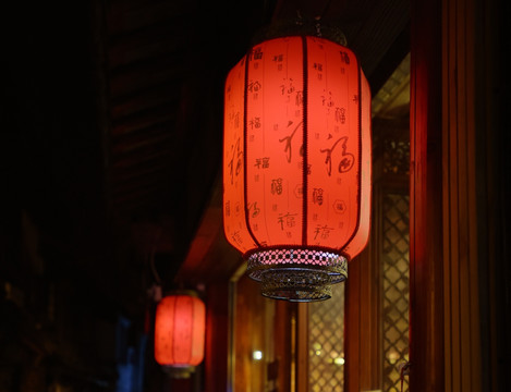 中式传统风格的大红灯笼