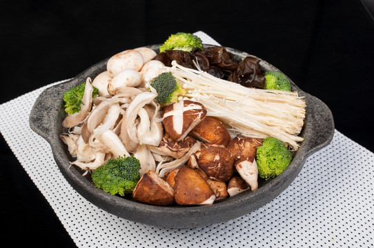 砂锅蘑菇
