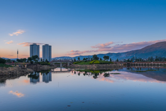 石屏异龙湖夜色