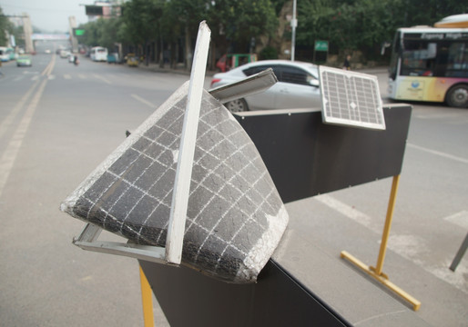 损坏的柔性太阳能板