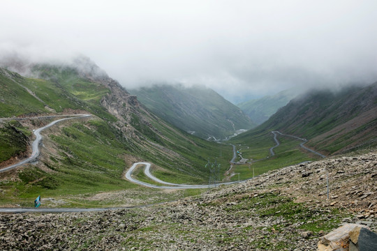 中国四川巴郎山的公路