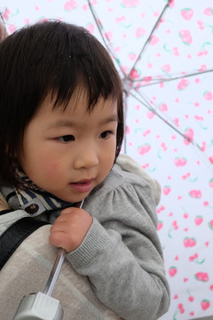 打着雨伞的女孩