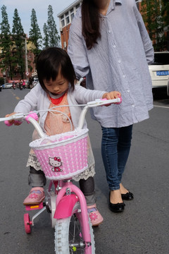 女孩学骑儿童车