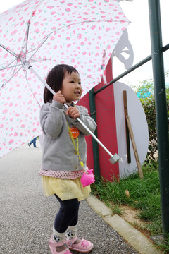 女孩开心的打着雨伞