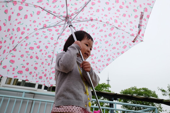 女孩开心的打着雨伞