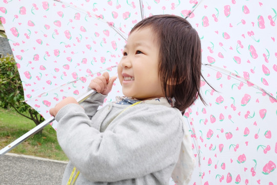 女孩开心的打着雨伞