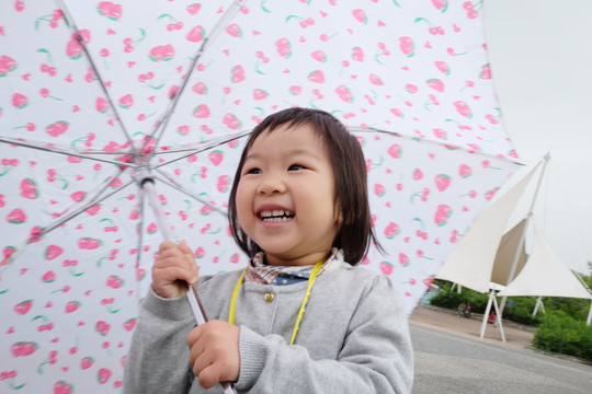 女孩开心的打着雨伞