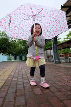 女孩开心的打着雨伞