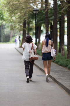 大学校园里的学生