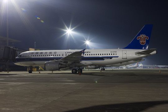 夜晚的中国南方航空客机