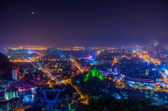 广西柳州马鞍山观龙城夜景图