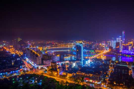 广西柳州马鞍山观龙城夜景图