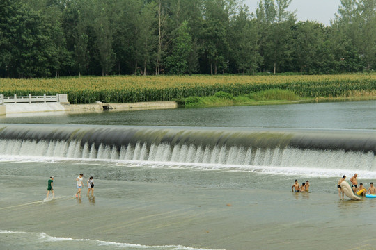 夏天的河流