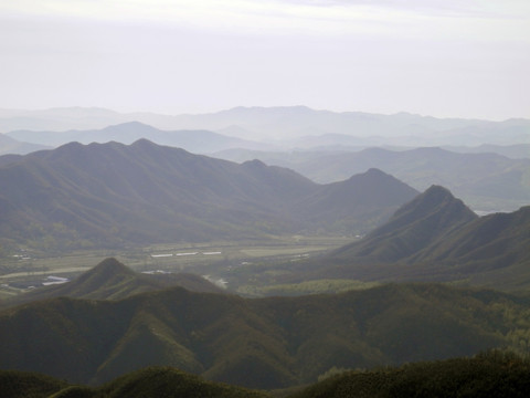 山谷那边的远山