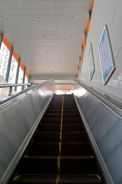地铁站自动扶梯