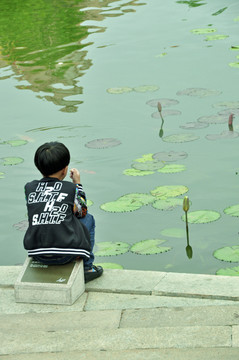 水边的小孩