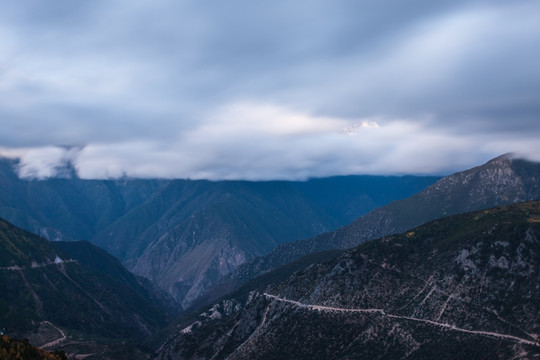 红拉山晨曦 盘山路