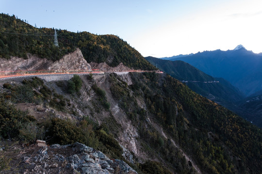 红拉山晨曦 盘山公路