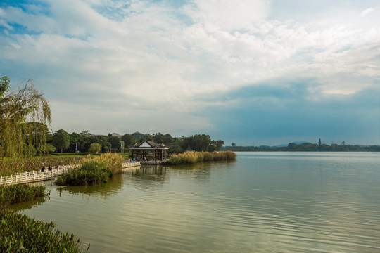 松山湖风景 湖中亭子