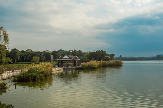 松山湖风景 湖中亭子