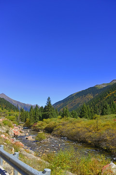 黑水达古冰山 情人滩红石及河流