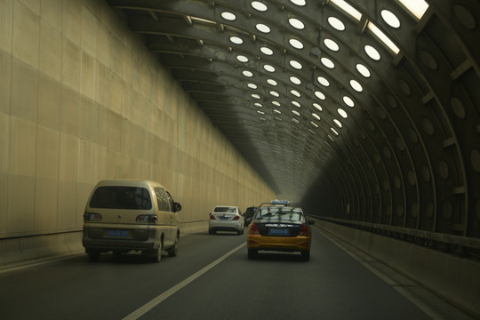 公路隔音屏 在路上