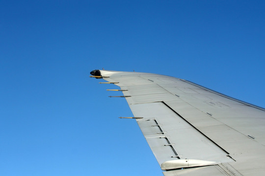 蓝天中的麦道飞机机翼