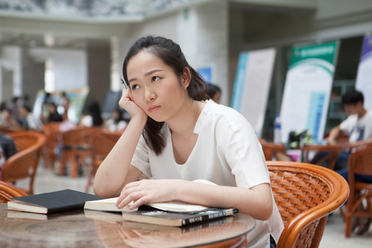 图书馆学习的女生