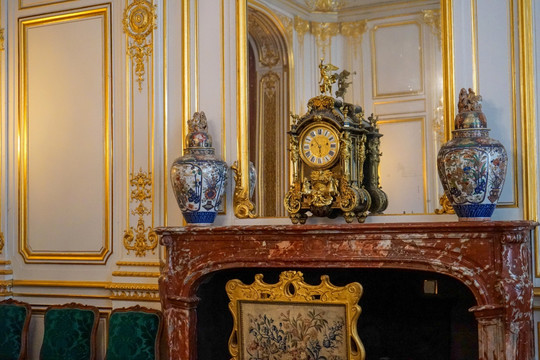 法国古堡城堡里的古董花瓶和古钟
