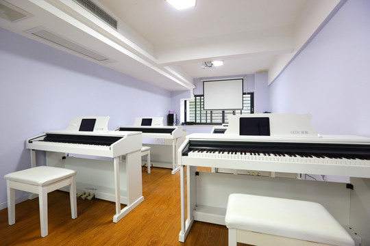 钢琴教室 钢琴室 钢琴