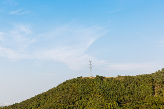 山顶的高压线塔