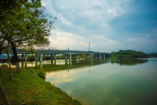 夕阳西下的跨海大桥