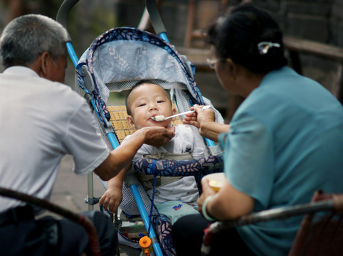 给小孩喂饭