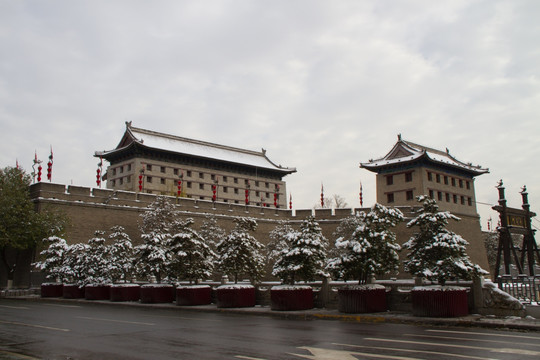 闸楼和箭楼 西安城墙雪景