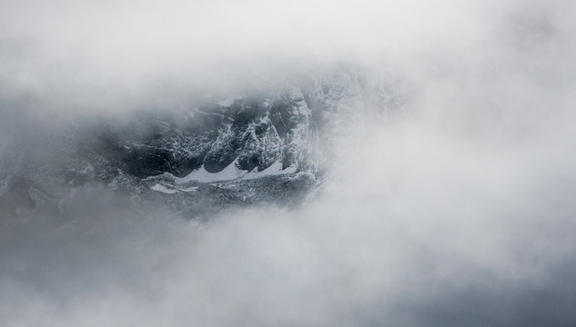 雪山 云雾