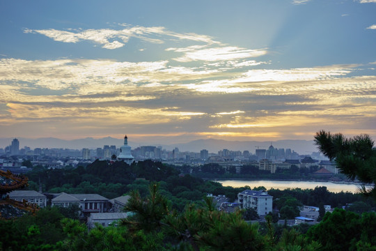 景山俯瞰市中心北海白塔晚霞