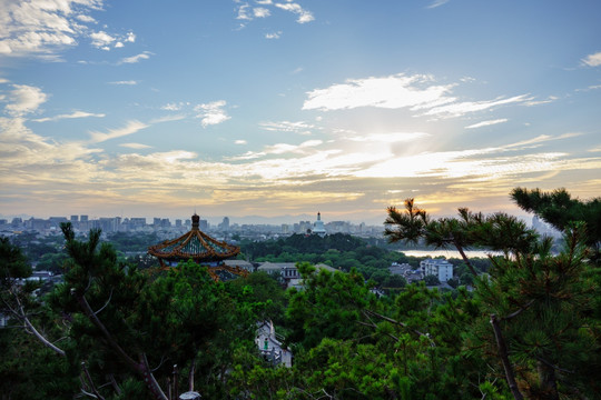 景山远眺辑芳亭北海白塔晚霞