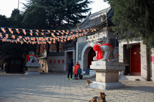 青岛湛山寺庙门