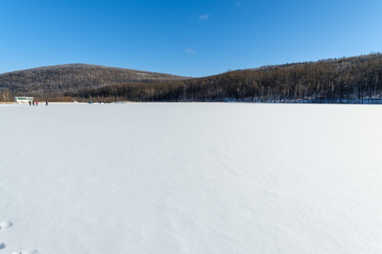 白雪覆盖的湖面