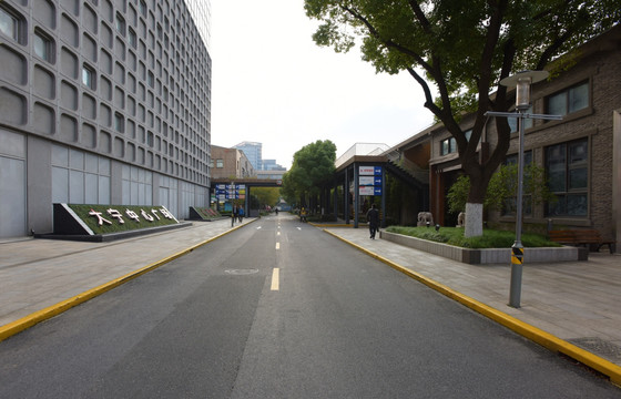 上海大宁中心广场的马路
