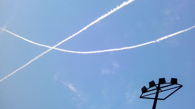 交叉的飞机航线 蓝天白云