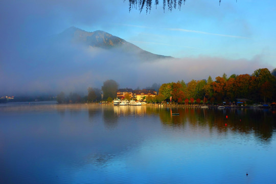 东欧奥地利湖泊仙境云雾缭绕美景